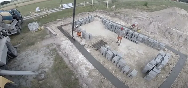 Jak mocny fundament w gruncie wpływa na stabilność budynku?