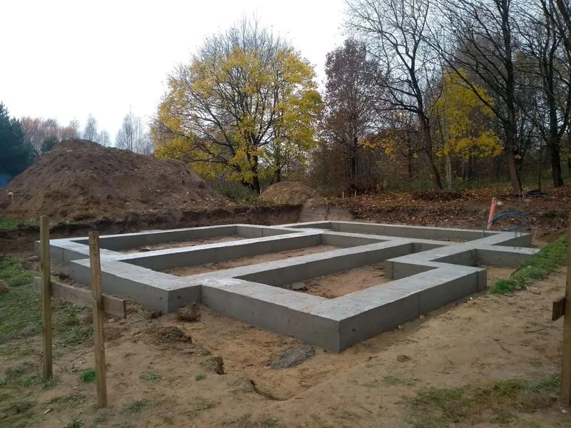 Jak odpowiednio przygotować warstwy fundamentu dla trwałych budowli?