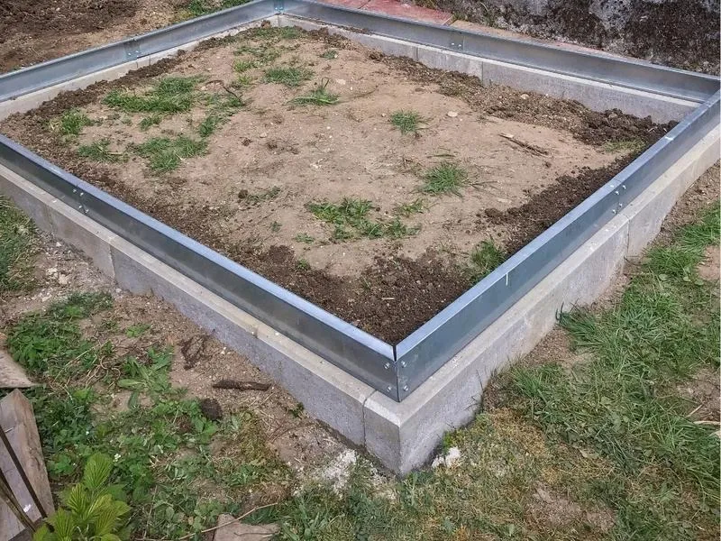 Jak prawidłowo przygotować fundament pod szklarnie z poliwęglanu?