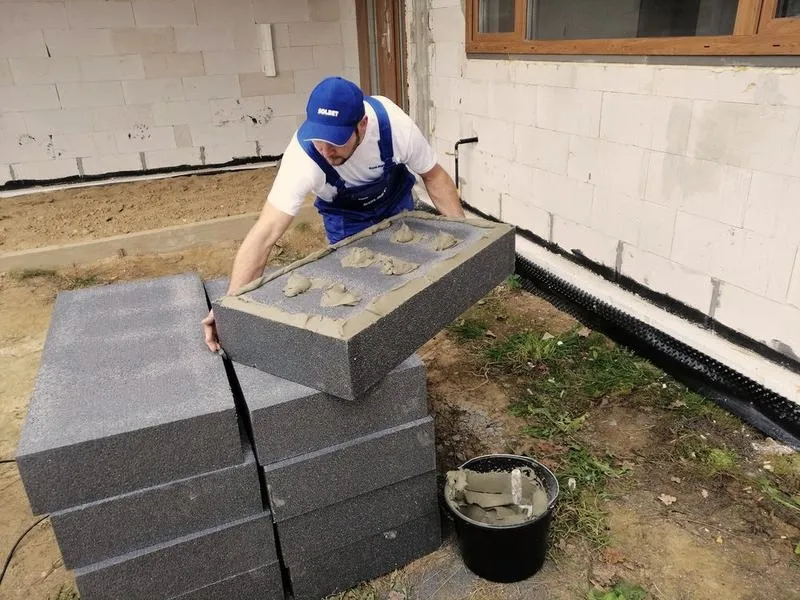 Jak skutecznie kleić styropian do drewna – praktyczne porady i triki