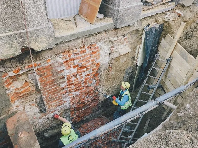 Jak skutecznie zabezpieczyć fundamenty starego domu przed wilgocią i szkodnikami
