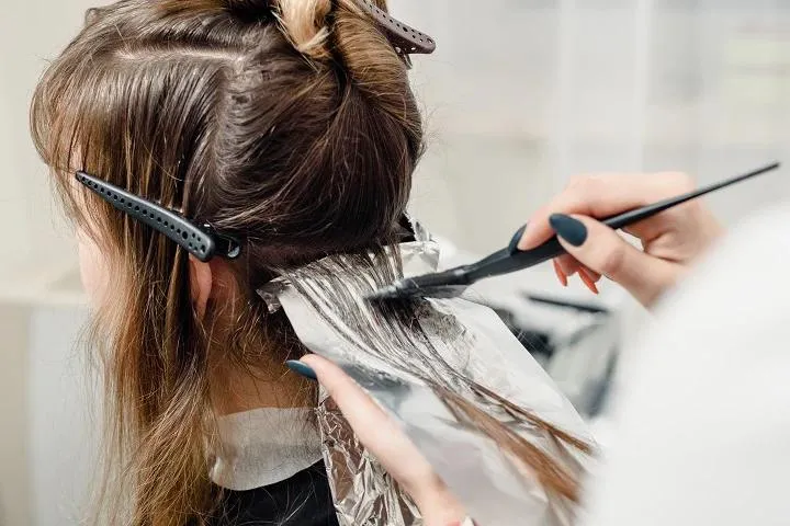 Jak wybrać idealną farbę do włosów dla swojego stylu?