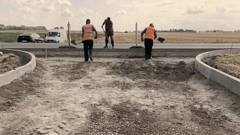 Jakie są aktualne koszty budowy zjazdu z drogi powiatowej w 2026 roku?
