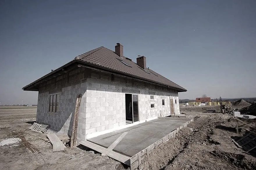 Jakie są realne koszty budowy domu parterowego z płaskim dachem? Opinie i doświadczenia na forum