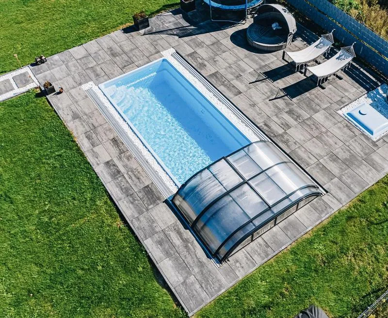 Przewodnik po budowie wymarzonego basenu na działce – krok po kroku