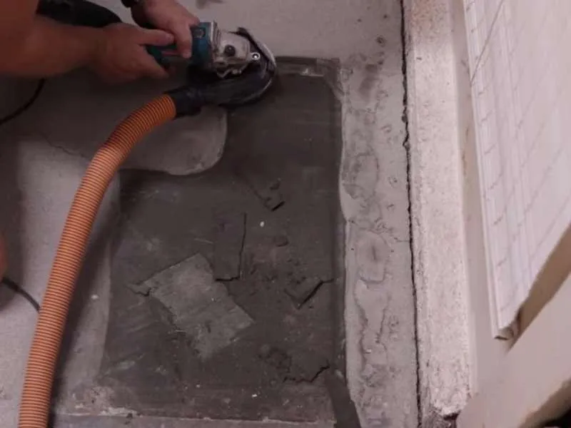 Skuteczne metody na usunięcie starej zaprawy klejowej z płytek