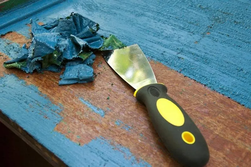 Skuteczne sposoby na to, jak usunąć farbę olejną z futryny