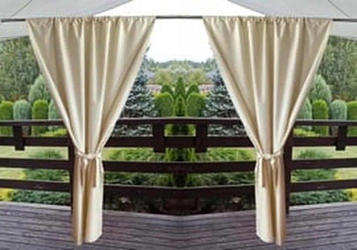 Zasłony na balkonie bez wiercenia – proste sposoby na stylowe wykończenie przestrzeni