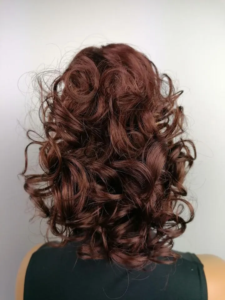 Rudy kolor na ciemnych włosach